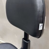 Mocho com Aro de Apoio para os Pés — para Bancada Alta, Maca e Cadeira de Paciente | Encosto Regulável, Acabamento Preto, 135 kg | 19 Cores — Cadeira Escritório IND photo review