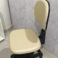 Mocho com Aro de Apoio para os Pés — para Bancada Alta, Maca e Cadeira de Paciente | Encosto Regulável, Acabamento Preto, 135 kg | 19 Cores — Cadeira Escritório IND photo review