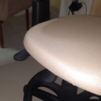 Mocho com Aro de Apoio para os Pés — para Bancada Alta, Maca e Cadeira de Paciente | Encosto Regulável, Acabamento Preto, 135 kg | 19 Cores — Cadeira Escritório IND photo review
