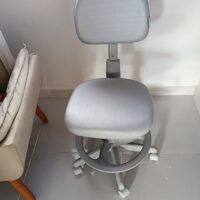 Mocho 2009 com Aro de Apoio para os Pés — para Consultório Odontológico e Bancada Alta | Encosto Regulável, Acabamento Cinza, 135 kg | 17 Cores — Cadeira Escritório IND photo review