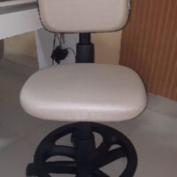 Mocho com Aro de Apoio para os Pés — para Bancada Alta, Maca e Cadeira de Paciente | Encosto Regulável, Acabamento Preto, 135 kg | 19 Cores — Cadeira Escritório IND photo review