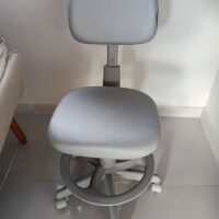 Mocho 2009 com Aro de Apoio para os Pés — para Consultório Odontológico e Bancada Alta | Encosto Regulável, Acabamento Cinza, 135 kg | 17 Cores — Cadeira Escritório IND photo review