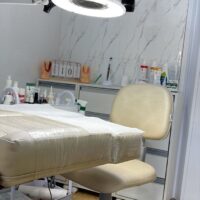 Mocho 2009 com Aro de Apoio para os Pés — para Consultório Odontológico e Bancada Alta | Encosto Regulável, Acabamento Cinza, 135 kg | 17 Cores — Cadeira Escritório IND photo review