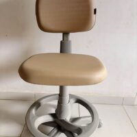 Mocho 2009 com Aro de Apoio para os Pés — para Consultório Odontológico e Bancada Alta | Encosto Regulável, Acabamento Cinza, 135 kg | 17 Cores — Cadeira Escritório IND photo review