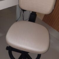 Mocho com Aro de Apoio para os Pés — para Bancada Alta, Maca e Cadeira de Paciente | Encosto Regulável, Acabamento Preto, 135 kg | 19 Cores — Cadeira Escritório IND photo review