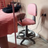 Mocho 2009 com Aro de Apoio para os Pés — para Consultório Odontológico e Bancada Alta | Encosto Regulável, Acabamento Cinza, 135 kg | 17 Cores — Cadeira Escritório IND photo review
