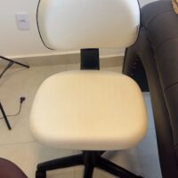 Mocho POP para Bancada Baixa e Mesa de Manicure — sem Aro, Encosto com Alavanca | Acabamento Preto, Altura 44–54 cm | 19 Cores — Cadeira Escritório IND photo review