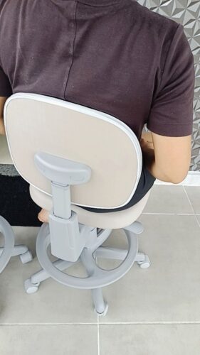 Mocho 2009 com Aro de Apoio para os Pés — para Consultório Odontológico e Bancada Alta | Encosto Regulável, Acabamento Cinza, 135 kg | 17 Cores — Cadeira Escritório IND photo review