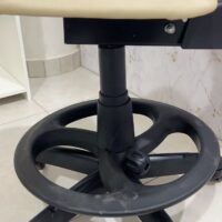Mocho com Aro de Apoio para os Pés — para Bancada Alta, Maca e Cadeira de Paciente | Encosto Regulável, Acabamento Preto, 135 kg | 19 Cores — Cadeira Escritório IND photo review