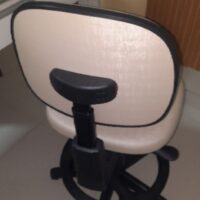 Mocho com Aro de Apoio para os Pés — para Bancada Alta, Maca e Cadeira de Paciente | Encosto Regulável, Acabamento Preto, 135 kg | 19 Cores — Cadeira Escritório IND photo review