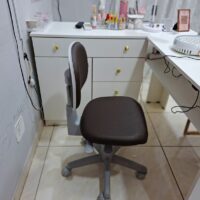 Mocho com Encosto de Regulagem em Profundidade — para Quem Divide o Mocho ou Tem Tronco Curto/Longo | Acabamento Cinza, 135 kg | 24 Cores — Cadeira Escritório IND photo review