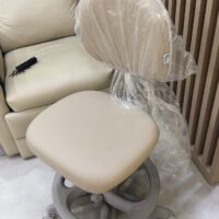 Mocho 2009 com Aro de Apoio para os Pés — para Consultório Odontológico e Bancada Alta | Encosto Regulável, Acabamento Cinza, 135 kg | 17 Cores — Cadeira Escritório IND photo review