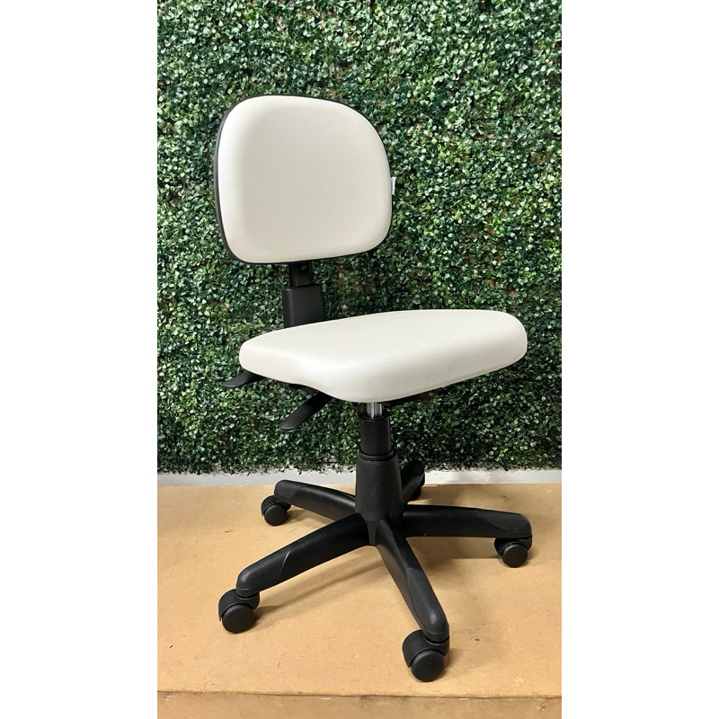 Mocho POP para Bancada Baixa e Mesa de Manicure — sem Aro, Encosto com Alavanca | Acabamento Preto, Altura 44–54 cm | 19 Cores — Cadeira Escritório IND