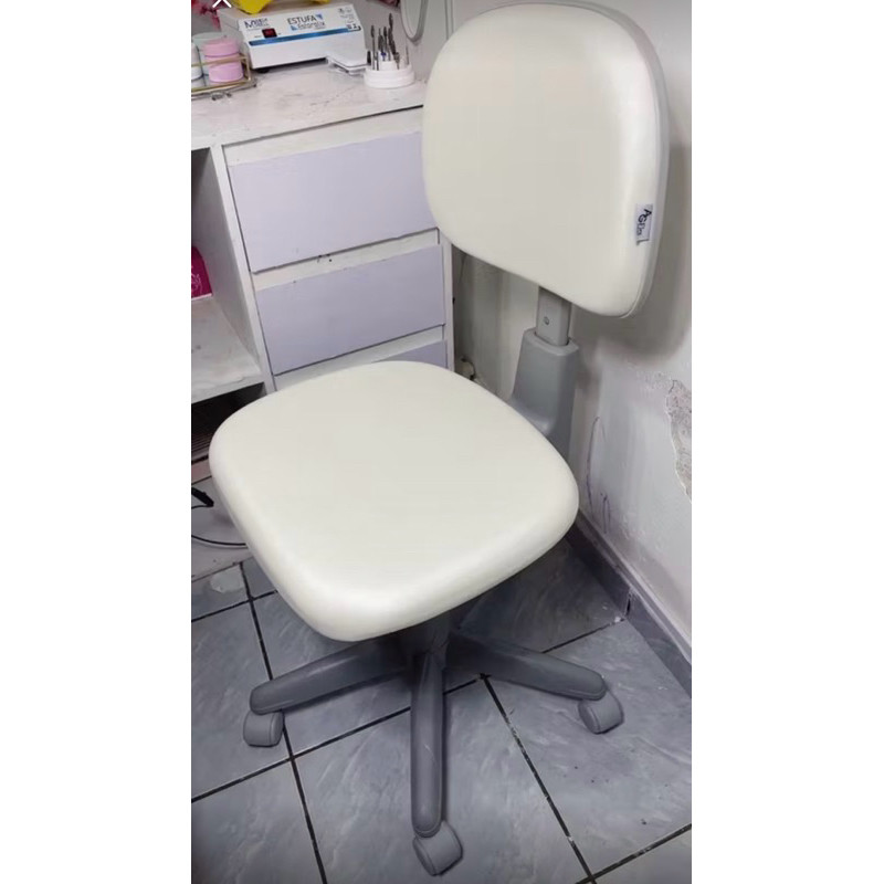 Mocho com Encosto de Regulagem em Profundidade — para Quem Divide o Mocho ou Tem Tronco Curto/Longo | Acabamento Cinza, 135 kg | 24 Cores — Cadeira Escritório IND